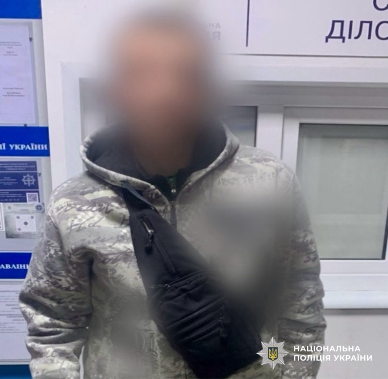 На фото зображений затриманий