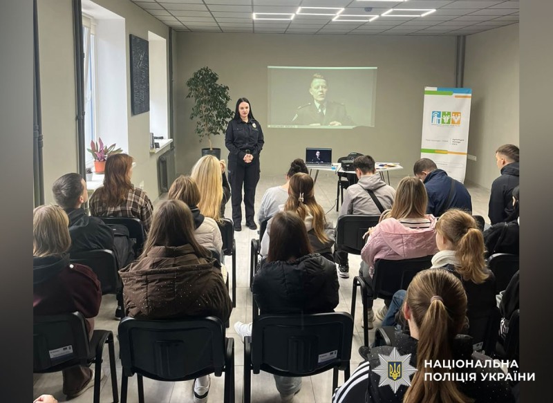 поліцейська проводить зустріч для старшокласників
