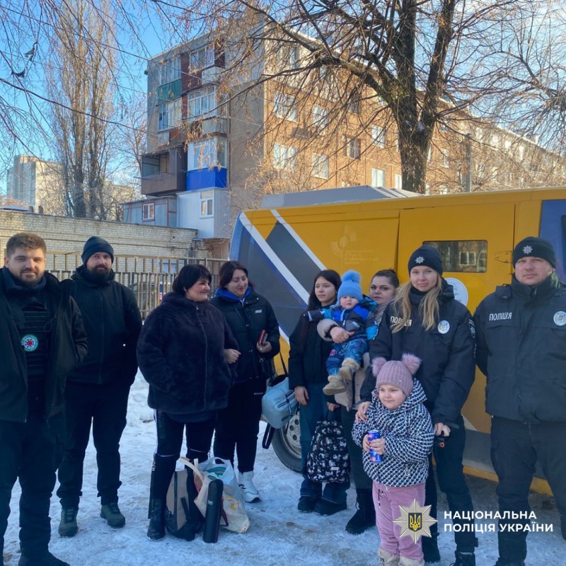 Поліцейські Вовчанської громади евакуювали 15 громадян, серед яких немовля