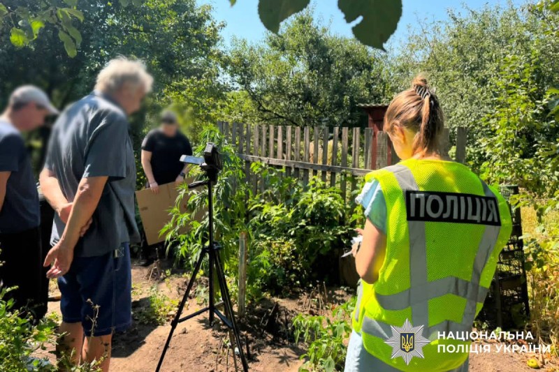 Поліцейські Харкова повідомили жінці про підозру у незаконному вирощуванні конопель та зберіганні канабісу