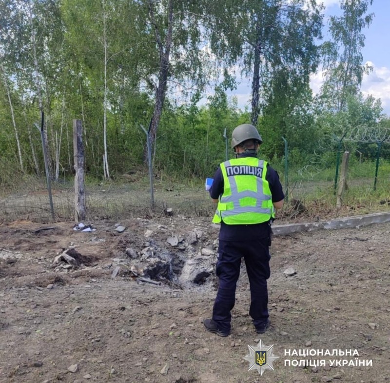 На фото поліцейський, який документує наслідки атаки.