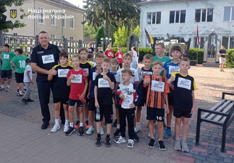 Пам’ять про Героїв починається з усвідомлення ціни свободи. Саме тому ювенальні поліцейські Прикарпаття разом із дітьми долучилися до Всеукраїнського патріотичного забігу «Шаную воїнів, біжу за Героїв України!».