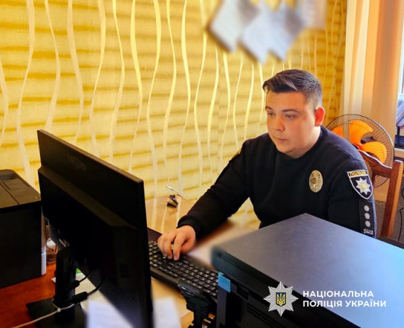 Поліцейський працює з матеріалами справи