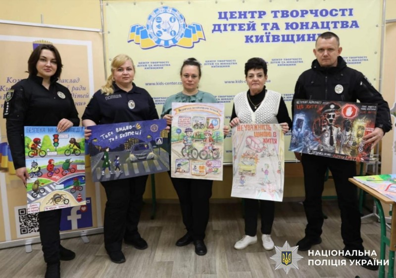 На фото члени журі із роботами дітей.