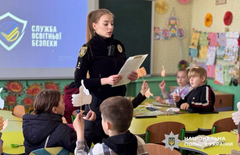 поліцейська проводить урок