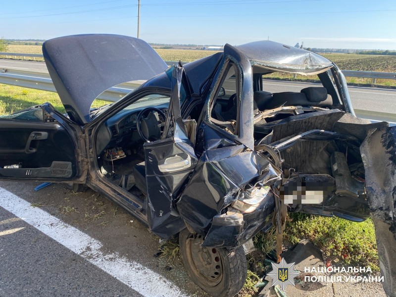 Понівечений автомобіль на місці ДТП