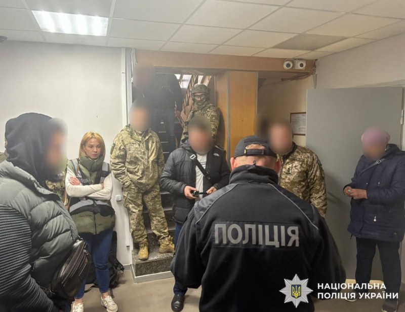 На фото працівники поліцїі, працівники ТЦК та затриманий.