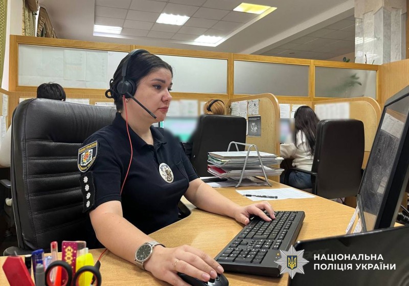 працівниця 102  на робочому місці