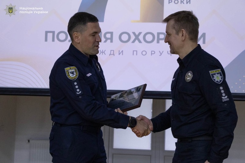 Захищати людей, оберігати їхнє майно та оперативно реагувати на загрози — щоденна робота поліції охорони. Уже 74 роки ця служба на варті безпеки громадян. З нагоди річниці начальник поліції Прикарпаття Роман Іващенко привітав поліцейських охорони області та подякував їм за відданість справі.