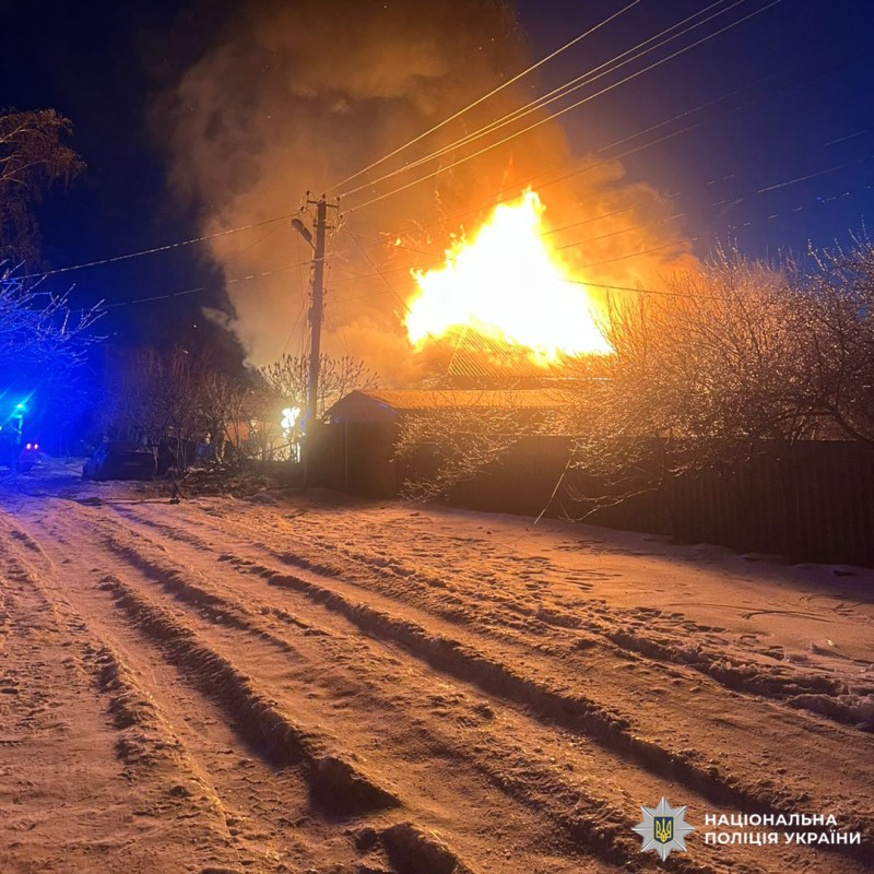 Будинок у Харківській області охоплений вогнем, на місці працюють поліцейські та рятувальники.