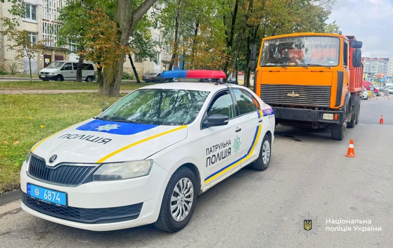Упродовж минулої доби в Івано-Франківську та Коломийському районі сталися три дорожньо-транспортні пригоди, унаслідок яких травмувалися двоє пішоходів та мотоцикліст. За всіма фактами слідчі розпочали кримінальні провадження та встановлюють обставини аварій.