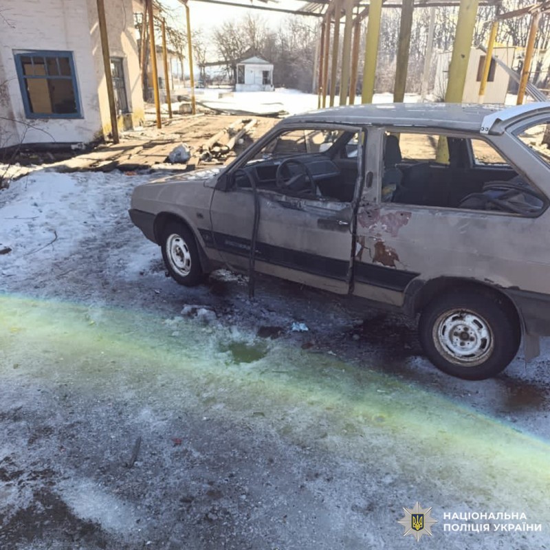 Пошкоджений автомобіль біля зруйнованої будівлі, сліди витоку рідини на льоду.