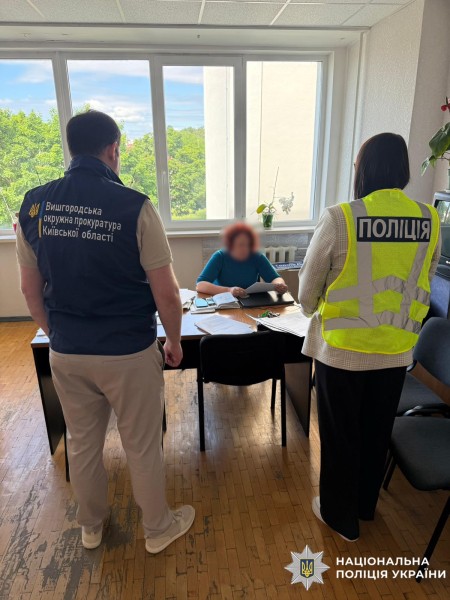 На фото особа, якій оголошено про підозру, правоохоронець та працівник прокуратури.