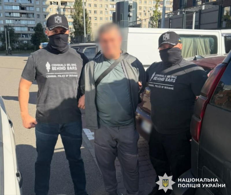 На фото затриманий зловмисник та правоохоронці.