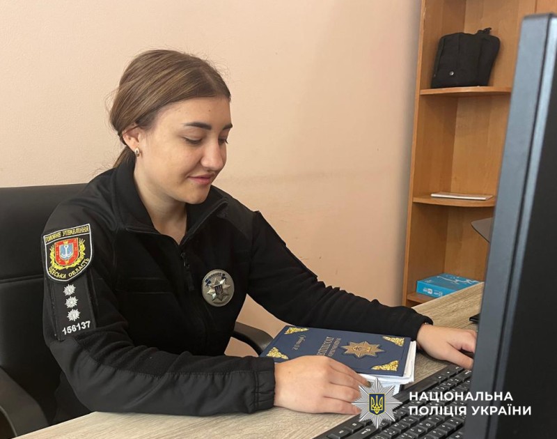 поліцейська працює над справою в кабінеті