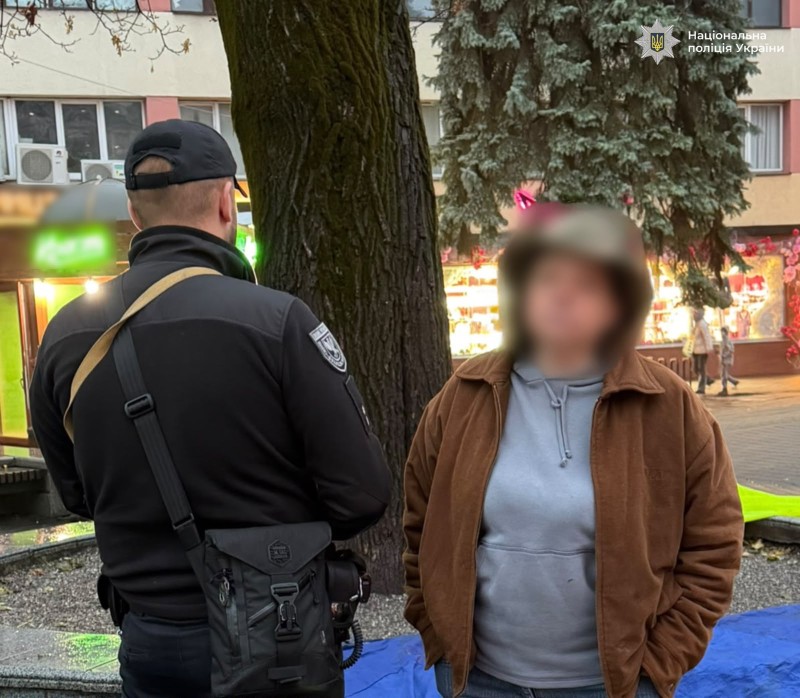 Поліцейські встановили та затримали 47-річну мешканку обласного центру, яка публічно підпалила Державний прапор України. За цим фактом слідчі розпочали кримінальне провадження.
