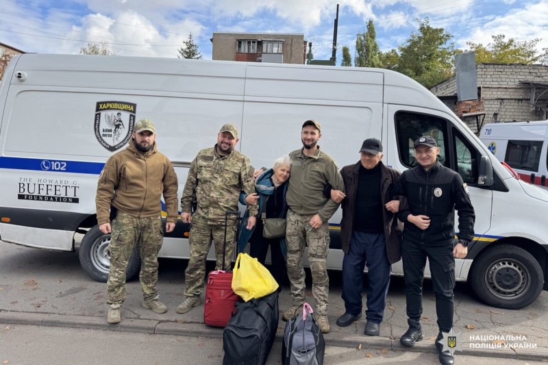 Поліцейські допомагають літнім людям з багажем. Евакуація.