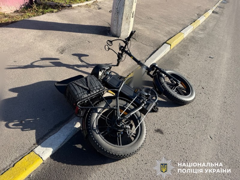 На фото двоколісний транспорт на узбіччі дороги.