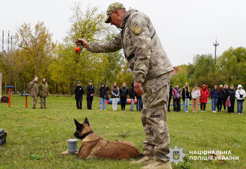 Діти на екскурсії в кінологічному центрі