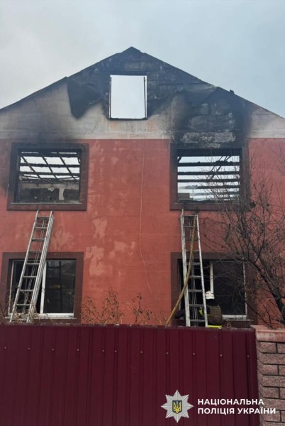 На фото пошкоджений внаслідок атаки будинок.