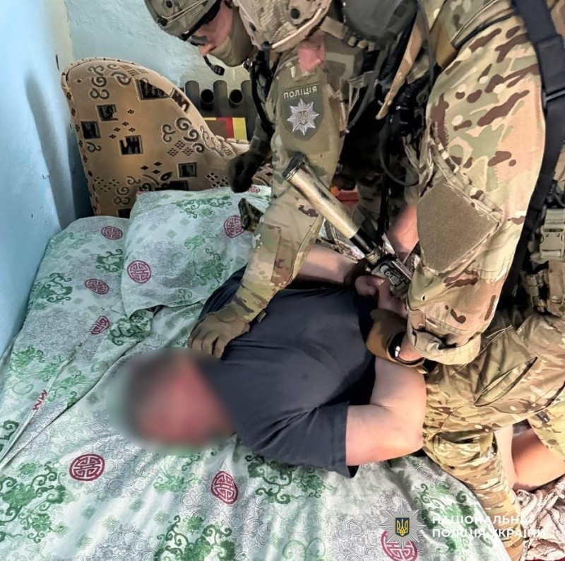 Поліцейські затримують правопорушника