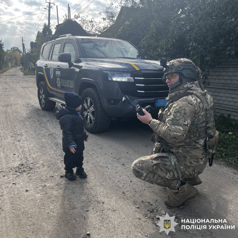 Поліцейські спецпідрозділу «Білі Янголи» евакуюють мешканців з небезпечних територій Харківщини