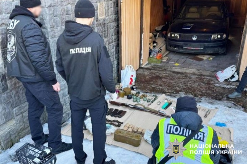 Поліцейські та вилучені зброя й боєприпаси
