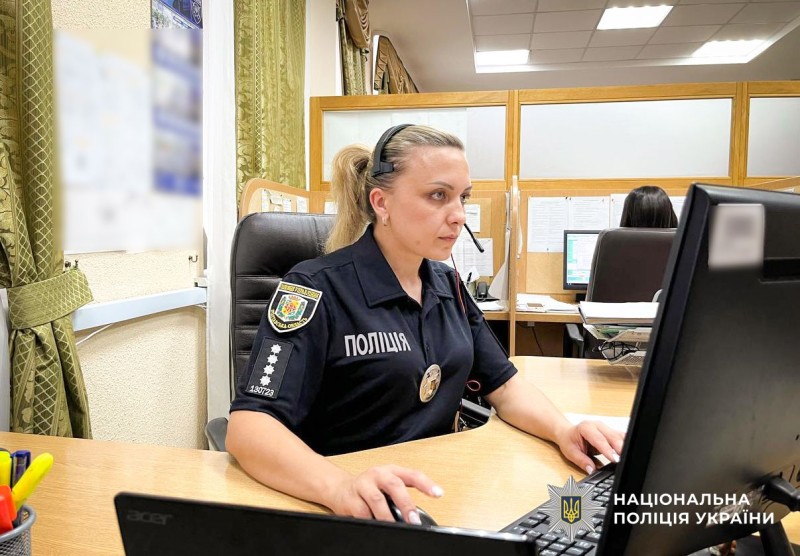 поліцейська на робочому місці