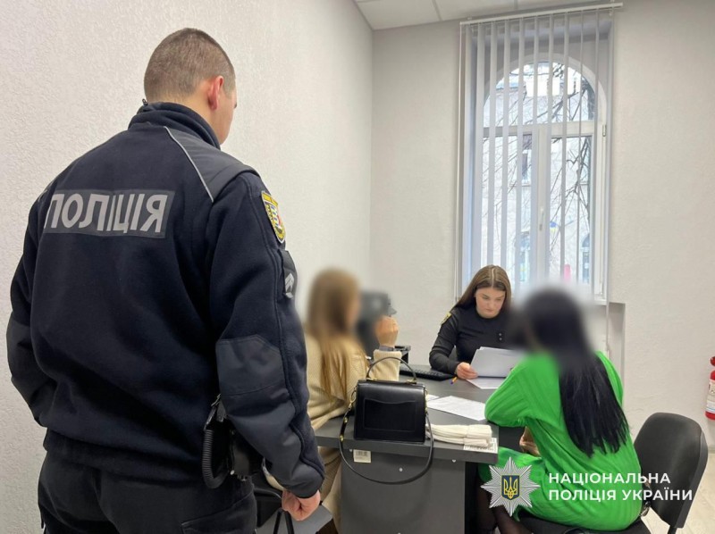 Співробітники поліції Мукачева оголошують підозру фігурантці