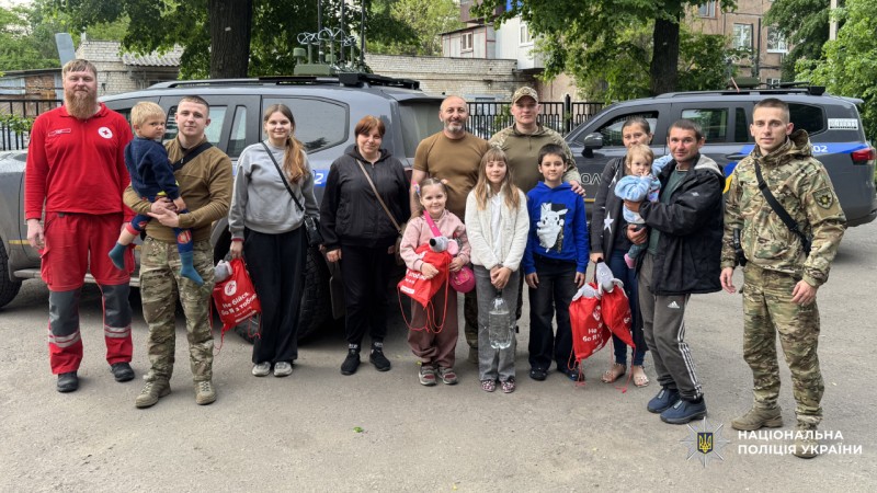 Поліцейські спецпідрозділу «Білі Янголи» евакуювали із Золочівської громади 12 людей, серед яких шестеро дітей