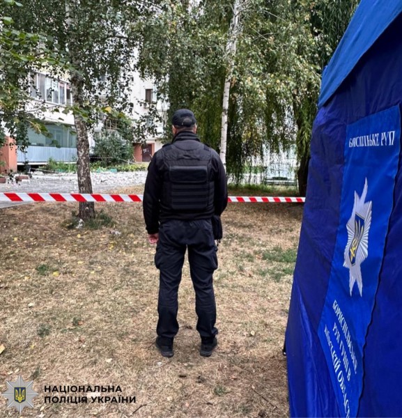 На фотографії зображено поліція Київщини, яка документує наслідки атаки рф у Бориспільському районі.