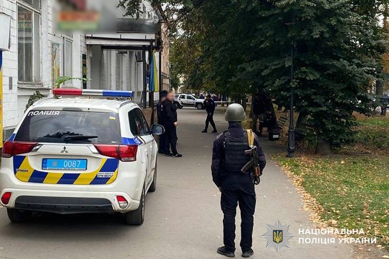 Поліція здійснює охорону місця події, де виявлено боєприпас