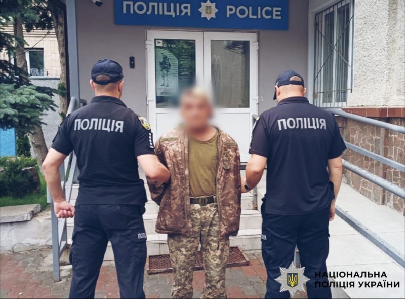 На фотографії зображено зловмисника, якого затримали правоохоронці поліції Київщини.