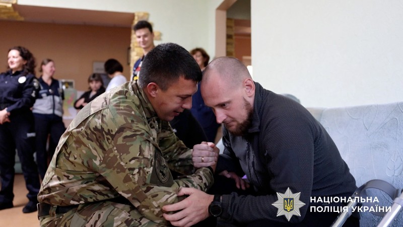 Шана тим, хто тримає стрій: поліцейські Полтавщини відвідали захисників і захисниць, які проходять реабілітацію після поранень, отриманих під час виконання бойових завдань