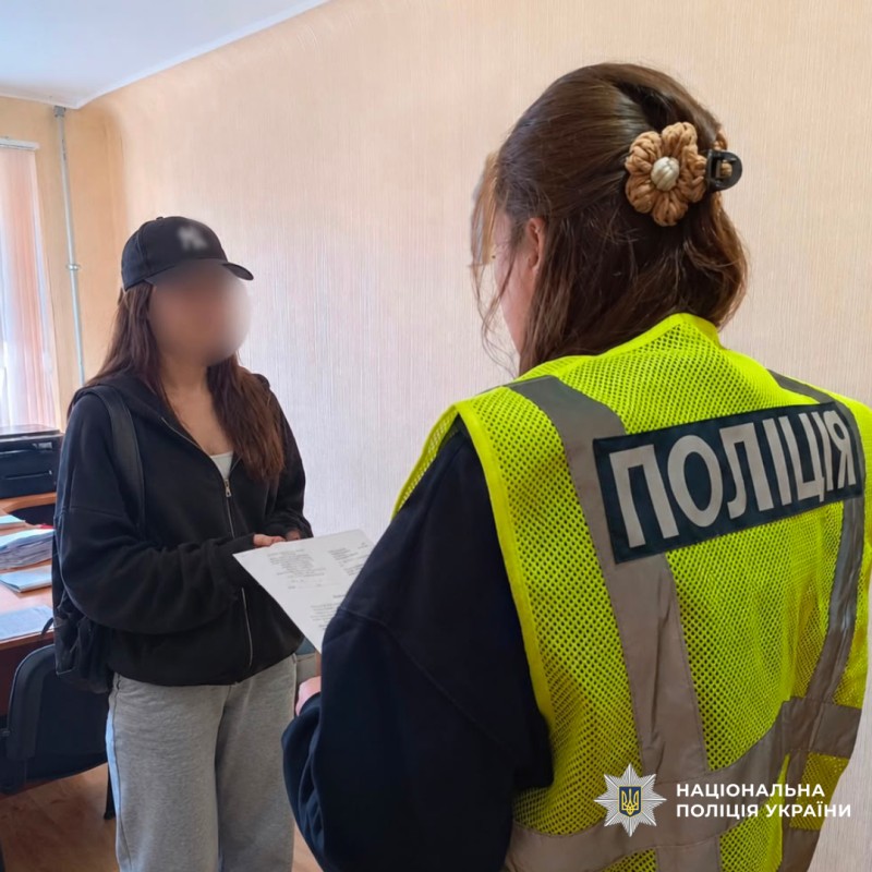 поліцейські Слобідського району міста Харкова повідомили жінці про підозру у серії крадіжок