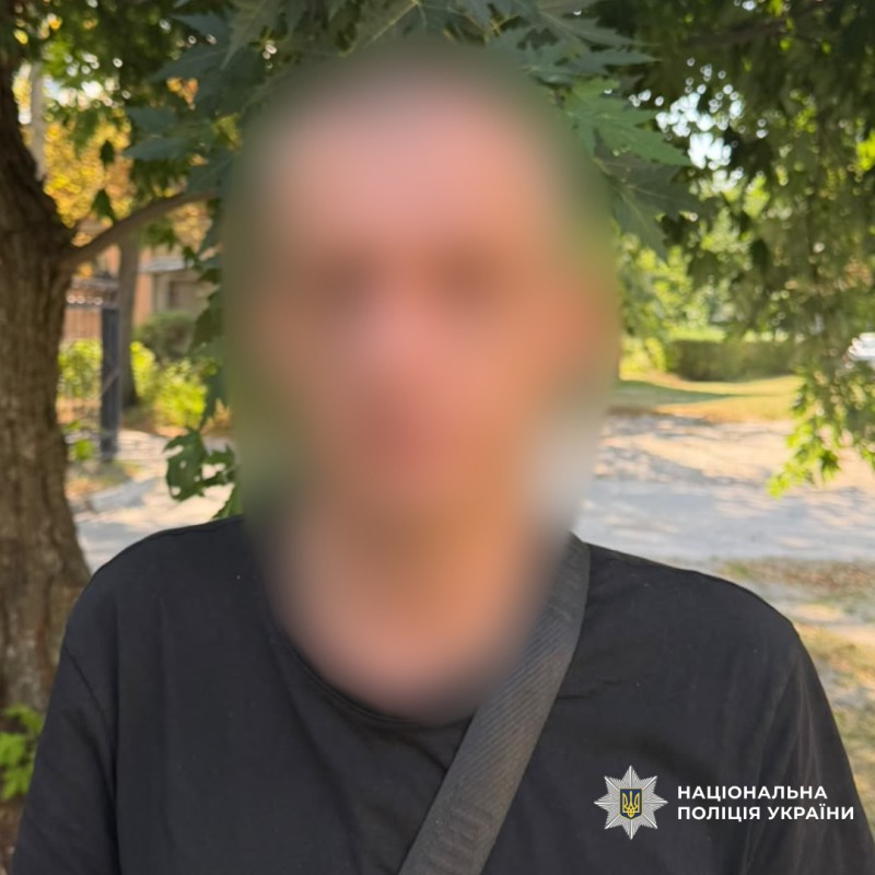 У магазині чоловік погрожував відвідувачу ножем: слідчі повідомили про підозру