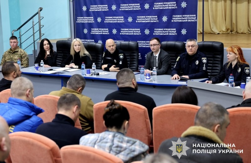 Учасники круглого столу спілкуються з ветеранами