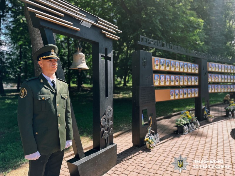 28 травня у Меморіальному сквері обласного центру відбувся поминальний захід присвячений українським захисникам і захисницям, які віддали життя за свободу та незалежність держави.