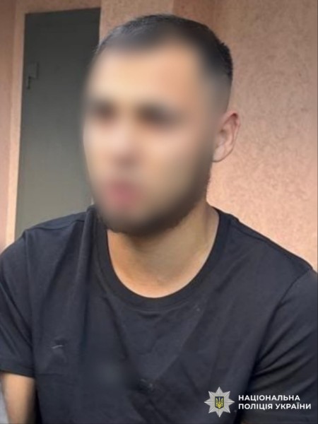 На фотографії зображено зловмисника, якому повідомлено про підозру за фактом грабежу.