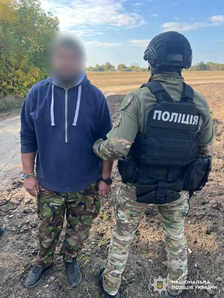 поліцейський затримує правопорушника