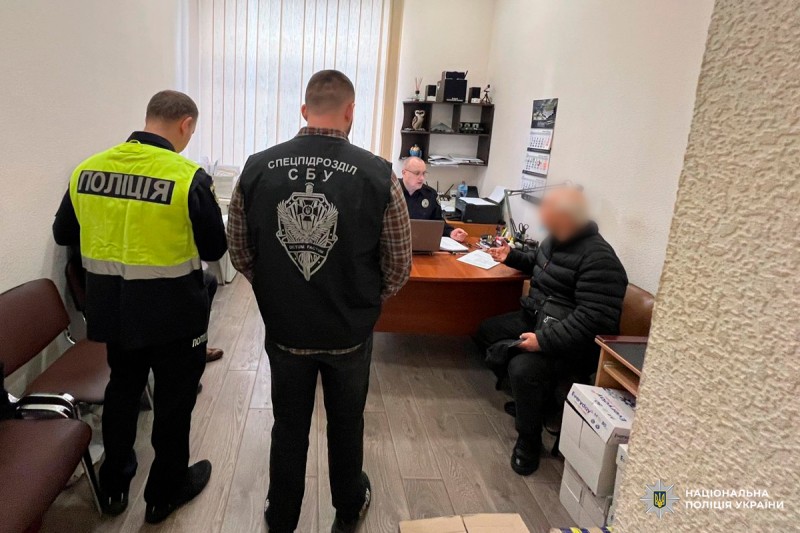 Представники Національної поліції України та СБУ здійснюють процесуальні заходи у службовому приміщенні.