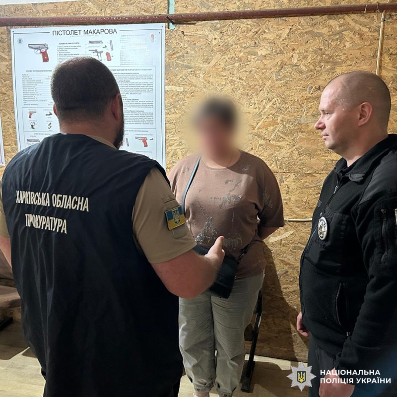Представник Харківської обласної прокуратури та поліцейський Куп'янщини ведуть розмову з місцевой мешканкой яка обіймала посаду виконуючої обов’язки бухгалтера під час тимчасової окупації росіянами селища Великий Бурлук