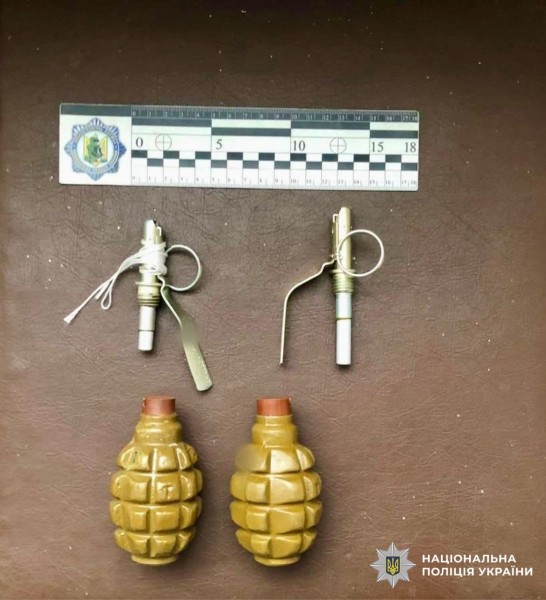 На фотографії зображено виявлені та вилучені у 32-річного фігуранта боєприпаси, які він зберігав за місцем свого проживання.