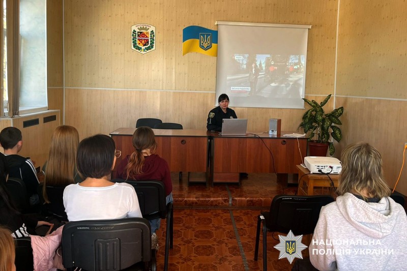 Поліцейська демонструє відео для ліцеїстів, що стосується теми