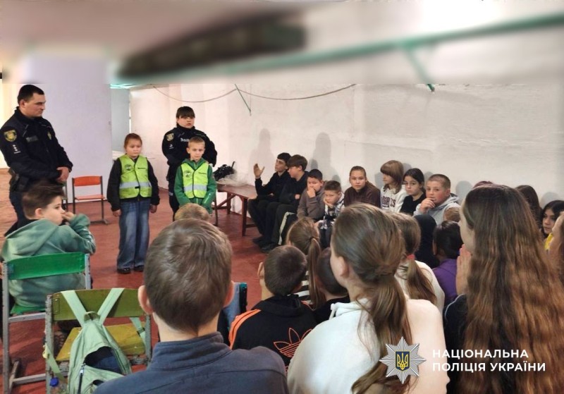 Ювенальна поліцейська проводить урок для дітей