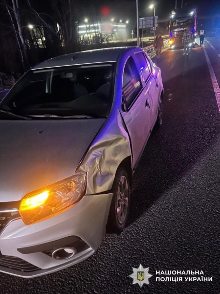 На фотографії зображено автомобіль, який є учасником ДТП.