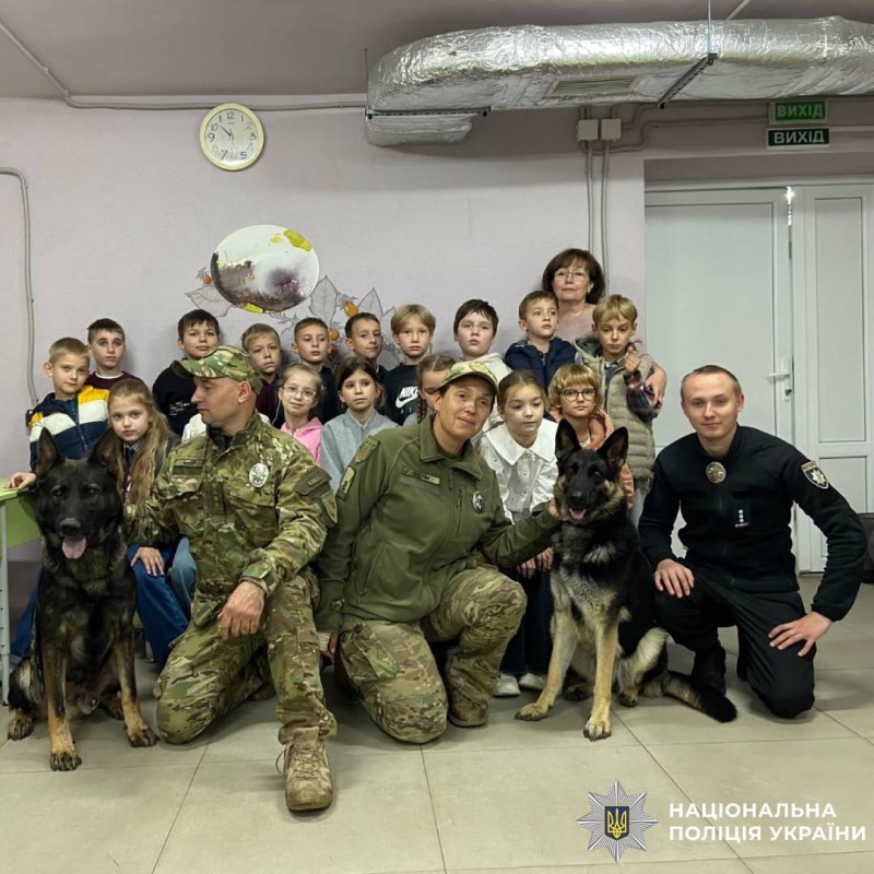 У Харкові ювенальні поліцейські разом із кінологами провели пізнавальну зустріч для дітей