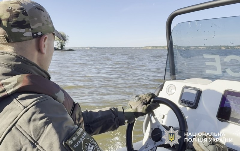 Працівники поліції працюють на воді