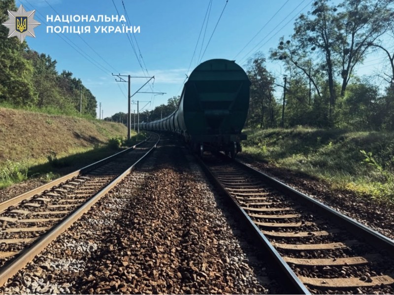 На фотографії зображено місце події на залізниці.
