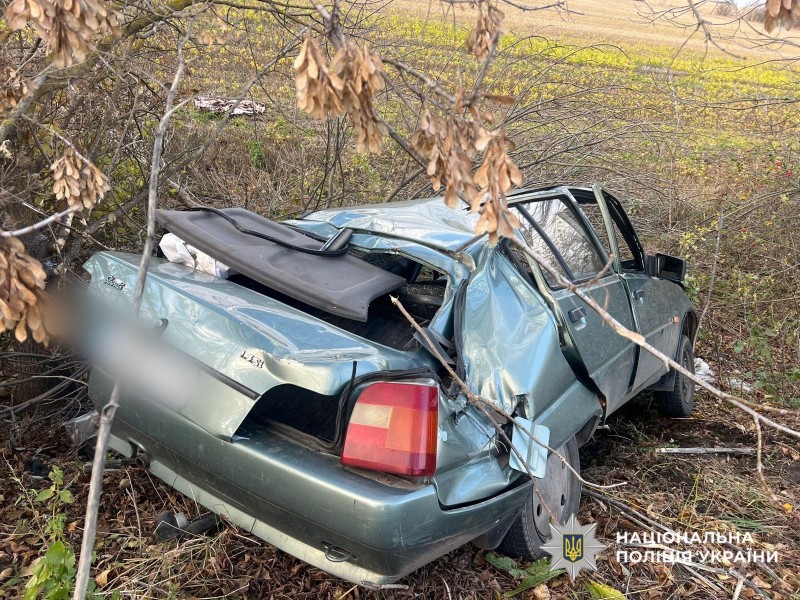 На фотографії зображено автомобіль, який є учасником ДТП.